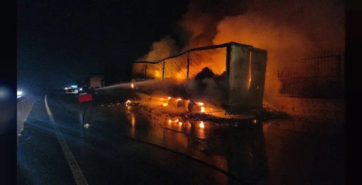 Yalova'da konserve yüklü TIR alev alev yandı