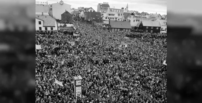 50 yıllık eşitlik ateşi yeniden alevlendi: İzlandalı kadınlar grevle tarih yazdı!