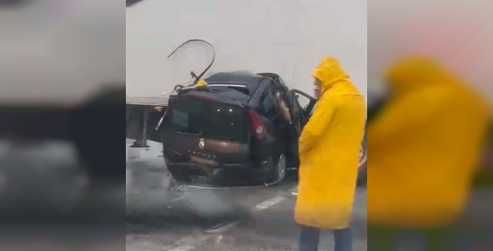 Acil: Akhisar'da TIR ile çarpışan otomobilde 64 yaşındaki çift hayatını kaybetti