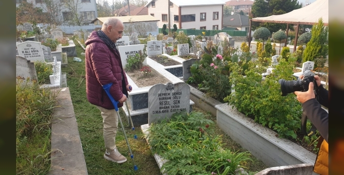 Acılı aileler, 12 Kasım depremi'nde kaybettikleri yakınlarını anmak için mezarlıkları ziyaret etti