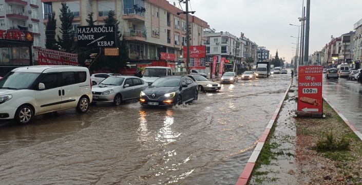 Antalya'da şiddetle yağış; yollar göle döndü!