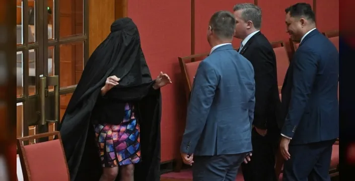 Avustralya Meclisi'nde burka krizi: Irkçılık tartışmaları alevlendi!