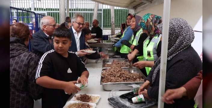 Bağcılar'da 102 yıldır süren geleneğin coşkusu: Türbe Dede Pilav Günü'nde 2 ton pilav dağıtıldı!