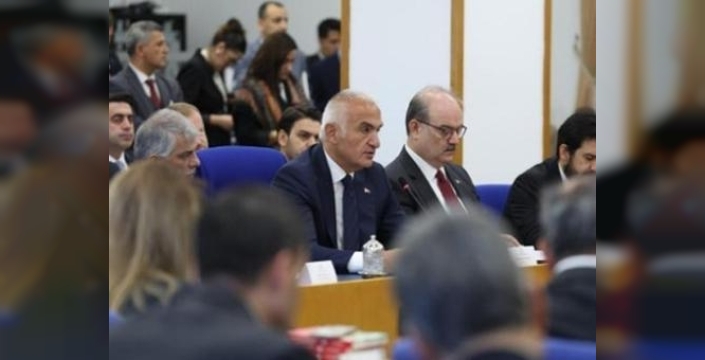 Bakan Ersoy'dan kültür ve turizmde çifte rekor: 2026 bütçesi ve arkeoloji atılımı açıklanıyor!