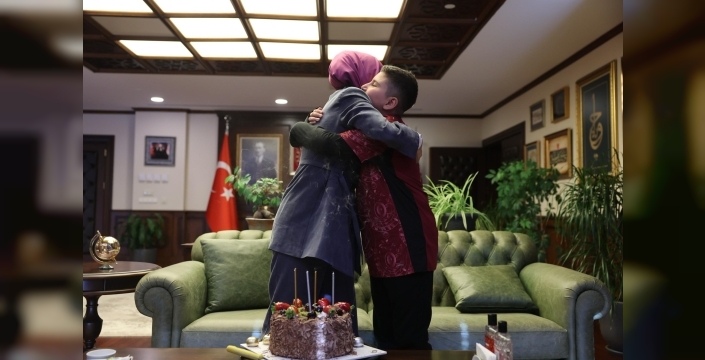 Bakan Göktaş'tan şehit evladına içten doğum günü sürprizi