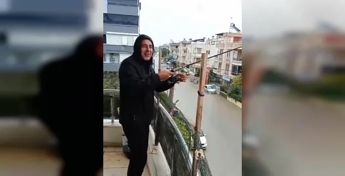 Balıkesir'de sağanak felaketi: Yollar göle döndü, vatandaş balkonundan 'olta atarak' mizah yaptı