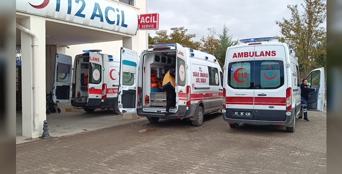 Besni'de kan donduran kaza: Otomobil şarampole yuvarlandı, 5 kişi yaralı!