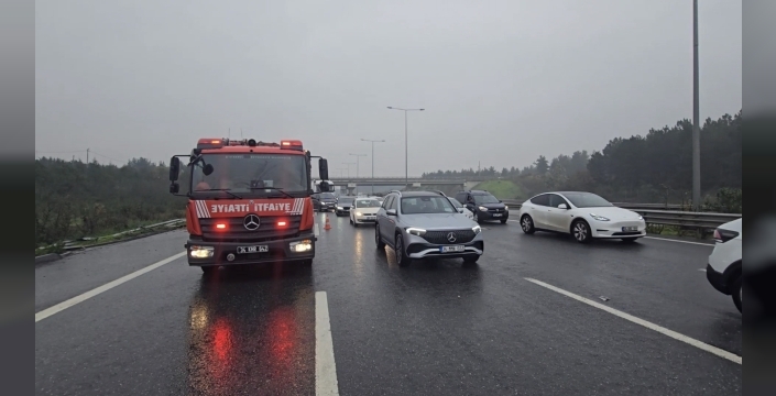 Beykoz'da TIR şarampole yuvarlandı: Sürücü yaralı