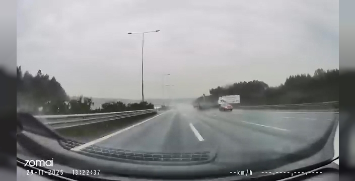 Beykoz'da TIR, yağışlı havada ters döndü: Kaza anı kamerada