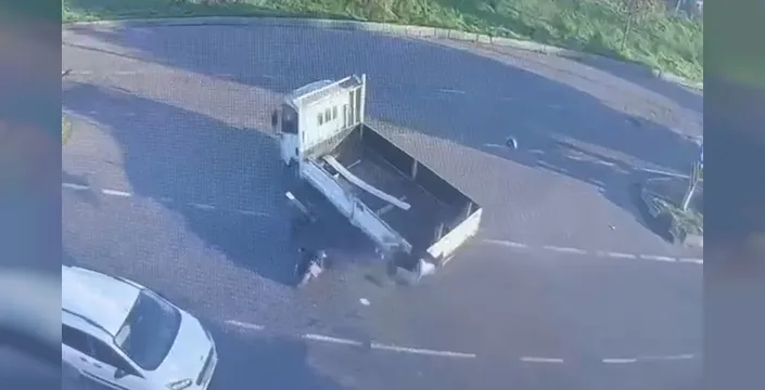 Çorlu'da yürekleri ağza getiren kaza: Motosiklet kamyonetle böyle çarpıştı! 1 yaralı