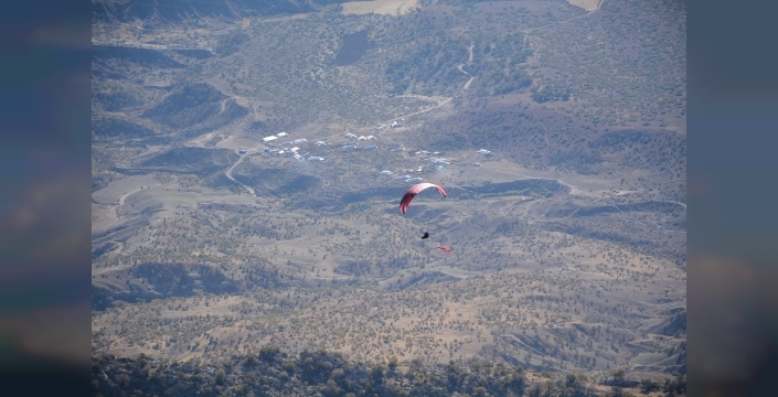 Cudi Dağı'ndan nefes kesen manzara: Pilotlar Türk bayrağıyla gökyüzünde!