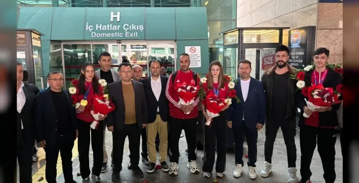 Dünya şampiyonu tekvando milli takımı’na Ankara’da coşkulu karşılama