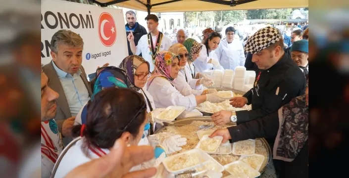 Eyüpsultanda osmancık pilavı için uzun kuyruklar oluştu