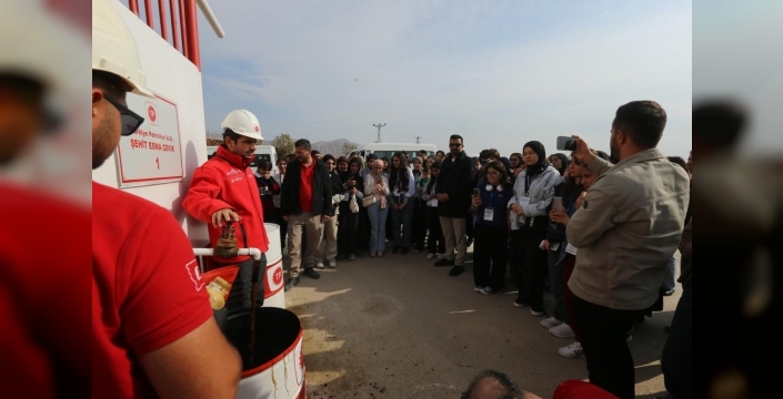 Gabar'ın derinliklerinde gençler petrol macerasına şahitlik ediyor