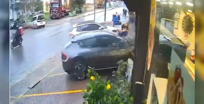 Gaz pedali kazası: Cip şarküteri dükkanına daldı, müşteri son anda kurtuldu!