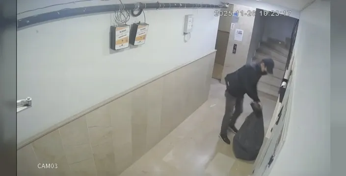 Gaziosmanpaşa'da ayakkabı hırsızı kameralara yakalandı: Daire kapılarındaki poşet dramı