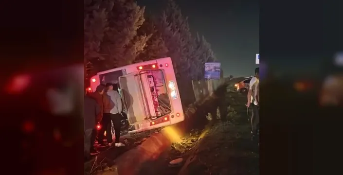 Gebze'de dehşet verici çarpışma: Midibüs devrildi ve 8 kişi yaralandı!