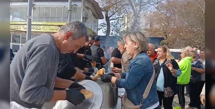 Gemlik'te balık festivali'nde 2 bin kişiye balık ekmek ikram edildi