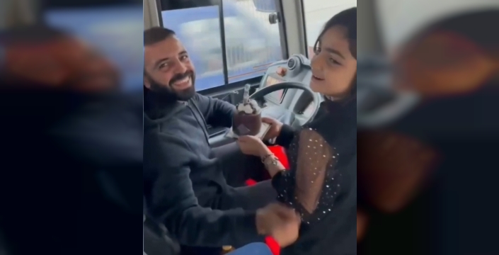 Halk otobüsü şoförü Baba'ya kızlarından doğum günü sürprizi