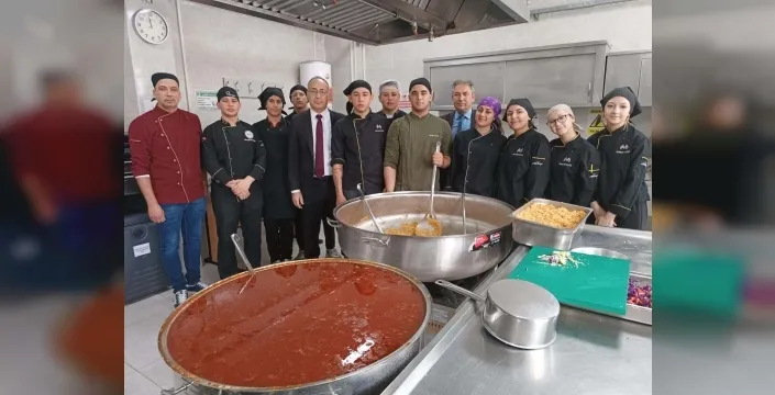 İzmir'de bir hayırsever okul mutfakları ihtiyaç sahibi öğrenciler için kaynıyor! Binlerce çocuğa sıcak yemek