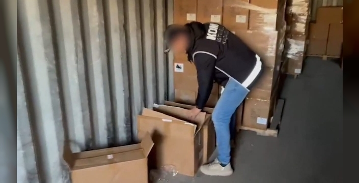 İstanbul'da şok operasyon! Beylikdüzü'nde TIR parkında on binlerce elektronik sigara ele geçirildi