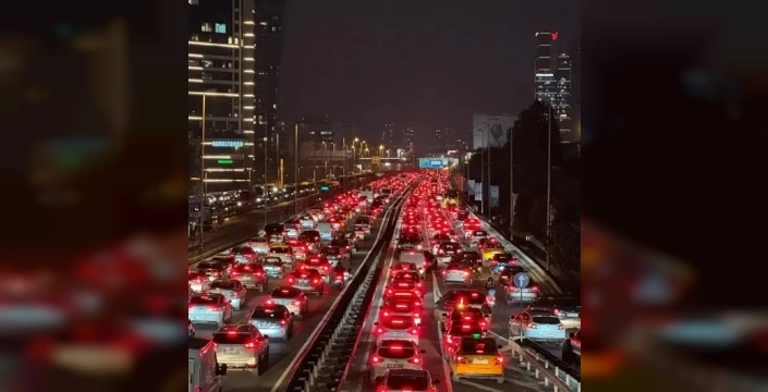 İstanbul trafiği tıkanma noktasında: Yoğunluk yüzde 83'e ulaştı!