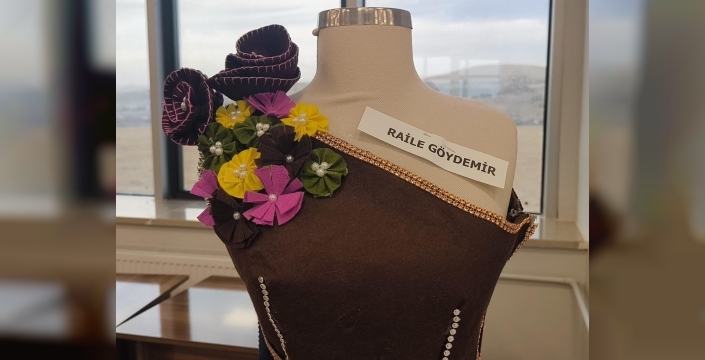 KAU öğrencilerinden çevre dostu moda: Atıklardan sanatsal giysiler çıktı!