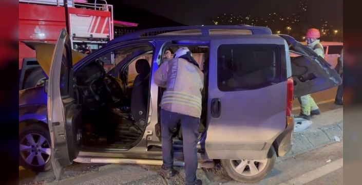 Maltepe'de 4 aracın karıştığı zincirleme kaza: Trafik felç oldu, 4 yaralı!