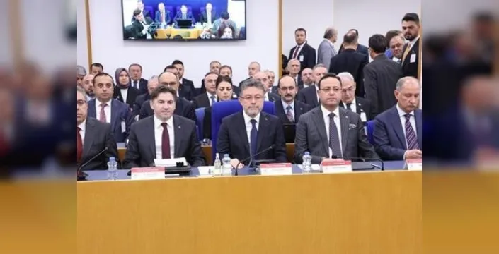 Meclis komisyonunda şok tartışma! Chp'den kasketli protesto, Bakan Yumaklı'dan Gıda güvenliği vurgusu!