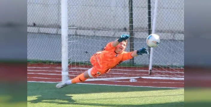 Menemenli 16 yaşındaki kaleci Alp, Beşiktaş'ın radarına girdi! Galatasaray ve Başakşehir de peşinde!
