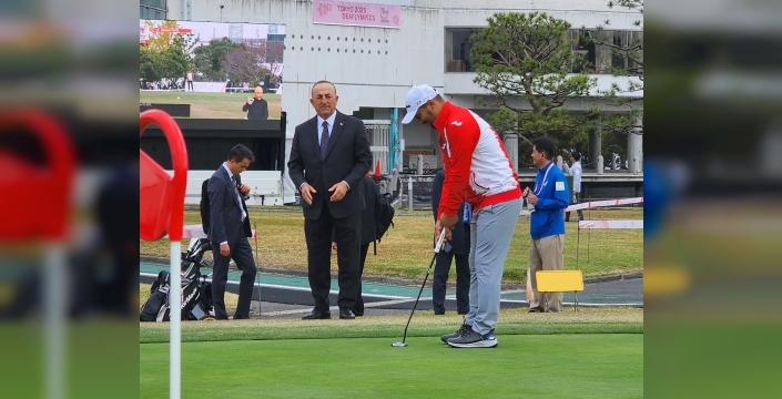 Mevlüt Çavuşoğlu Tokyo'da ay-yıldızlı sporcuların yanında: Deaflympics'te coşkulu destek