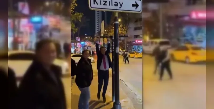 Mustafa Sarıgül, gençlerle Kızılay tabelası önünde buluştu