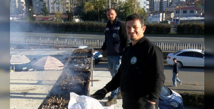 Rize'de hamsi şöleni: 2 Ton balık 2 saatte bitiverdi!