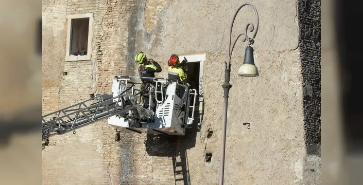 Roma'da tarihî kule faciası: 11 saatlik mücadeleden sonra işçi yaşamını yitirdi