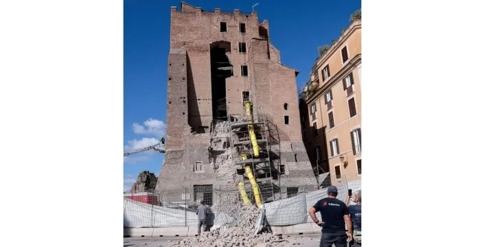 Roma'da tarihi kulenin çöküşü: Restorasyon faciası!