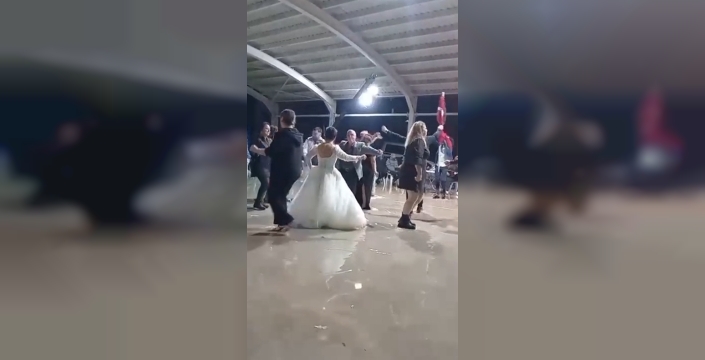Sağanak yağış düğün pisti'ni su bastı, davetliler eğlenceyi sürdürdü