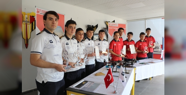 Samsunlu gençler İtalya'da dünyayı fethetti! kendi yaptıkları robotlarla şampiyon oldular