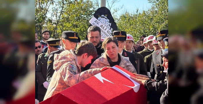 Şehit Aykut'un eşi ve oğluyla yürek burkan veda anı