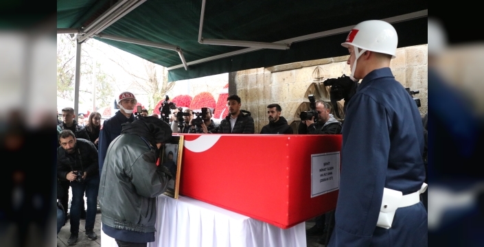 Şehit eşinin üniformayla yaptığı yürek burkan veda