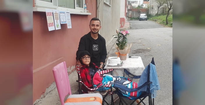 Serebral palsili Asrın'dan öğretmenine dokunaklı 24 Kasım sürprizi: 'Biz birlikte güçlüyüz'