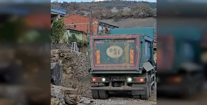 Sındırgı'da yıkım çalışmaları hız kesmeden devam ediyor