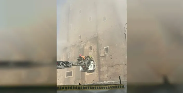 Şok dolu anlar: Tarihi Roma kulesinde ani çökme, 4 işçi yaralandı!