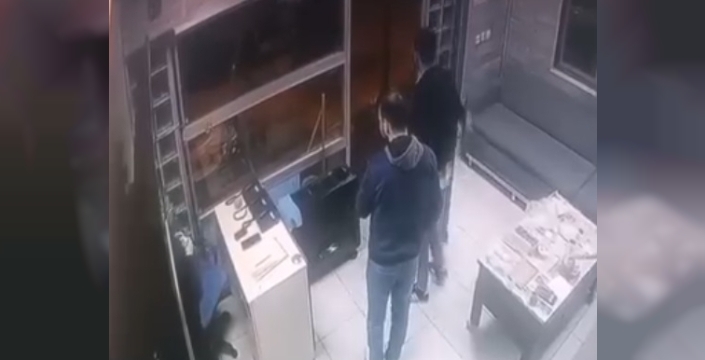 Şok eden anlar: Ankara'da taksi tartışması silahlı kaosa dönüşüyor