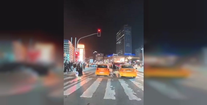 Şok eden anlar: Kırmızı ışık ihlali yapan taksici, uyaran yayaya saldırmaya kalktı - kamera her şeyi kaydetti!
