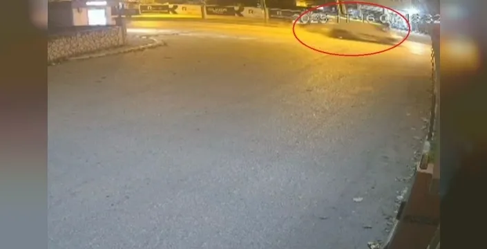 Şok kaza görüntüleri: Otomobil minibüse çarptı, 3 kişi yaralandı