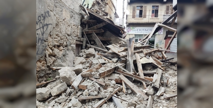 Şok! Tarsus'ta yangın geçiren tarihi bina yağmurla birlikte yıkıldı