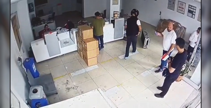 Son dakika: Kargo dolandırıcısı İstanbul'da suçüstü yakalandı! 80 bin liralık paketle yakalama anı kamerada