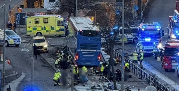 Stockholm şokta: Otobüs durağa daldı, 3 can aldı!
