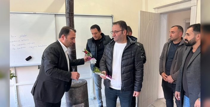 Tatlı bir jest: Yüksekovalı baklavacıdan öğretmenlere güller ve baklavalarla kutlama!