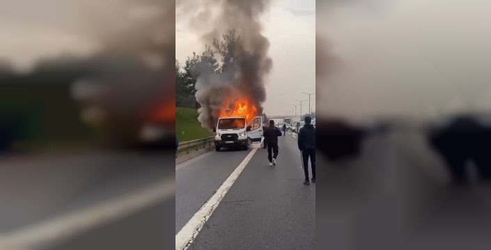 Tem otoyolu'nda dehşet anları: Kamyonet alev topuna döndü!